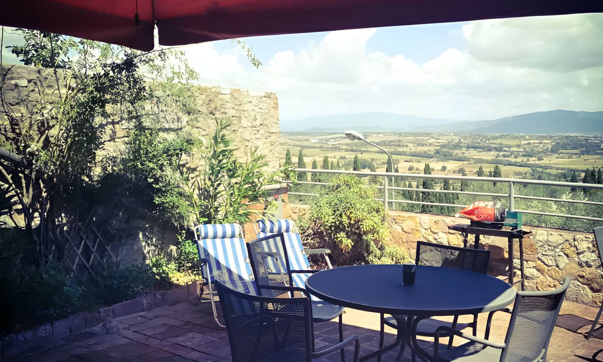Lucignano Apartment | Characteristic apartment with terrace on the walls of Lucignano