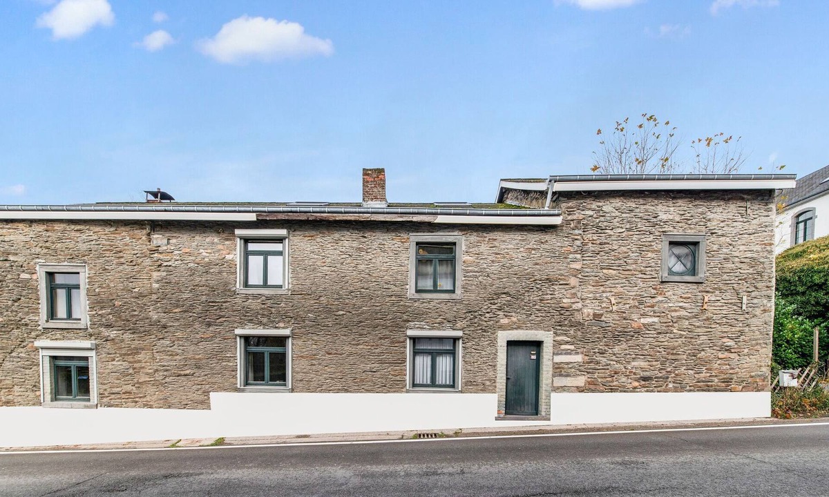 Cherain House | Characteristic holiday home with balcony