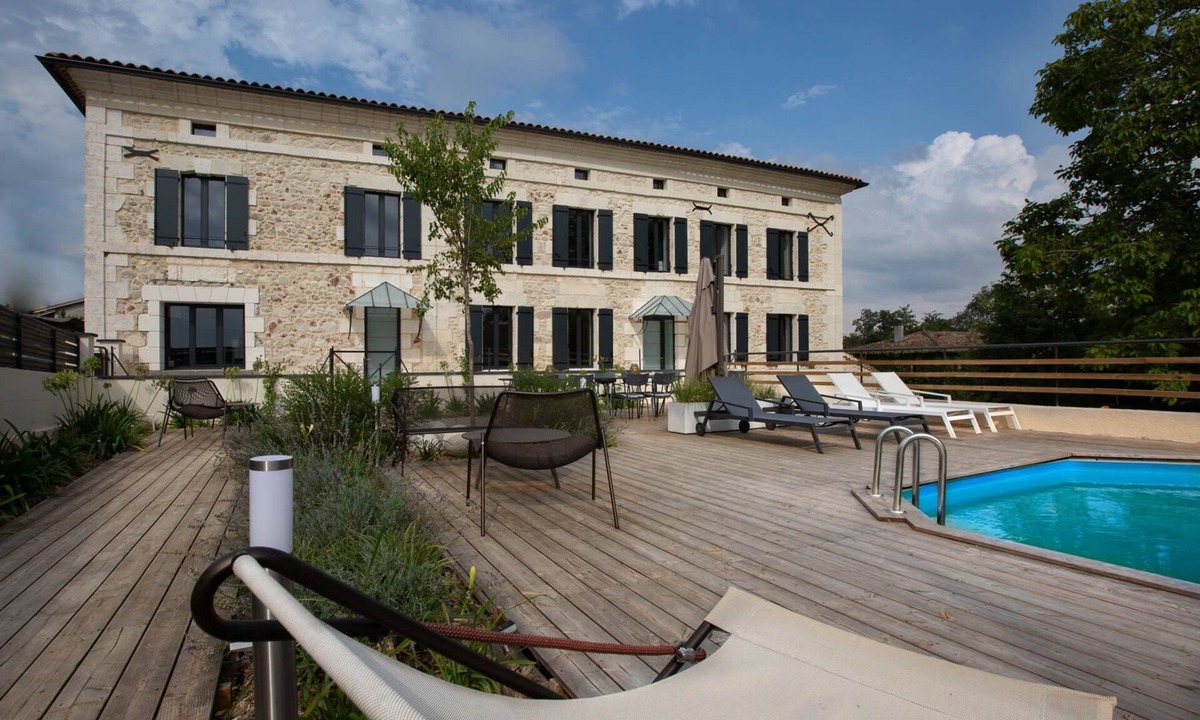 Saint-Aigulin House | Charentaise and atypical farmhouse feet in the water - 15 people
