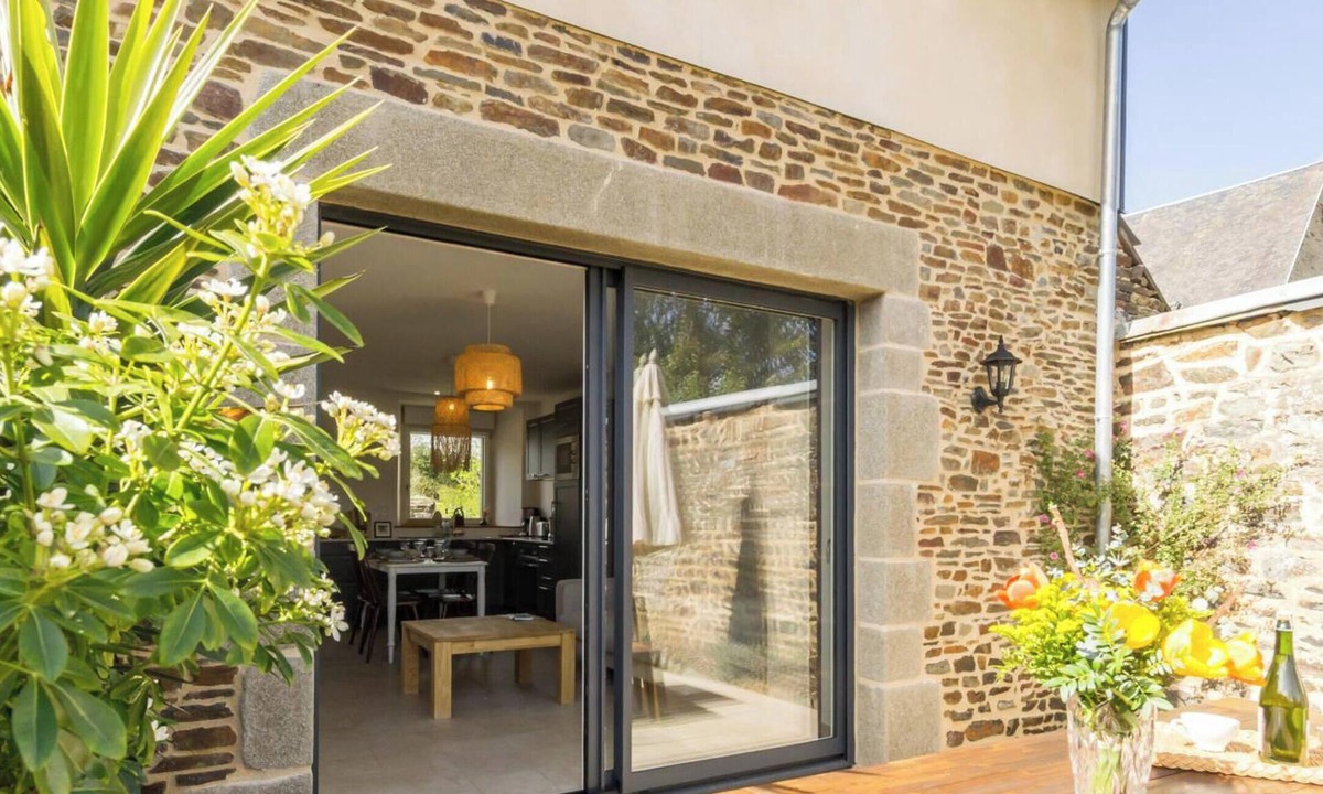 Saint-Aubin-de-Terregatte Cottage | Charming house, pets welcome, parking - 4 guests