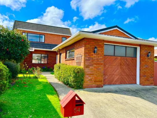 Palmerston North Bed & Breakfast | Charm on Chippendale Ensuite B&B