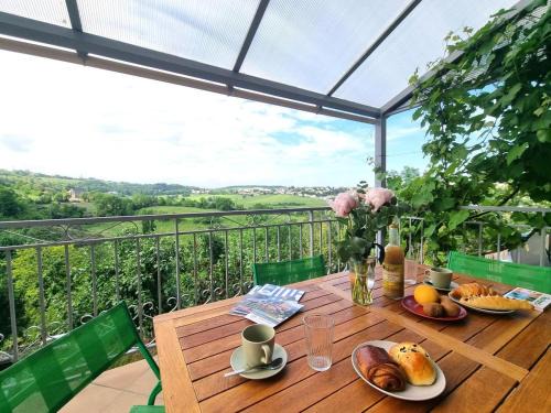 Saint-Genest-Lerpt House | Charmant appartement avec terrasse lumineuse à St-Etienne - FR-1-496-287