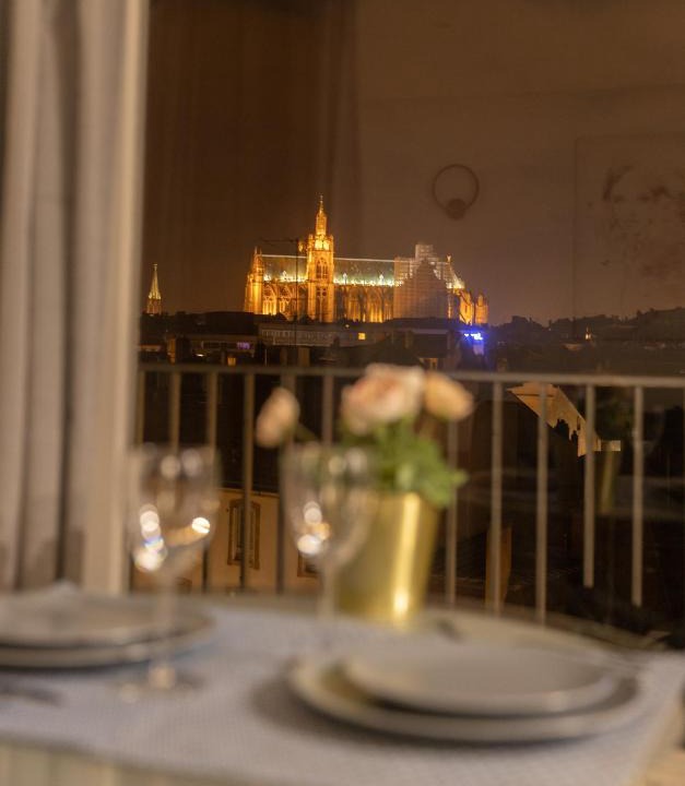 Metz-Centre – Ancienne Ville Apartment | Charmant Studio, Terrasse et vue sur la Cathédrale