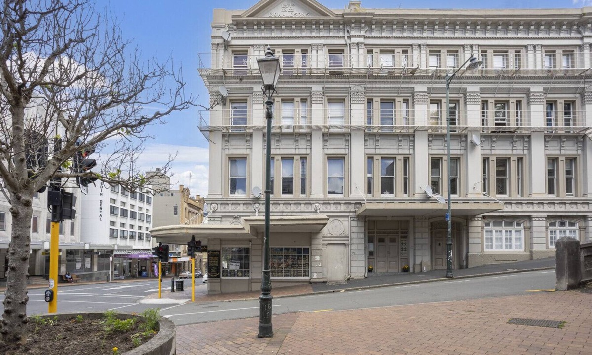 Dunedin City Centre Apartment | Charmed on Dowling- Light Filled Apartment