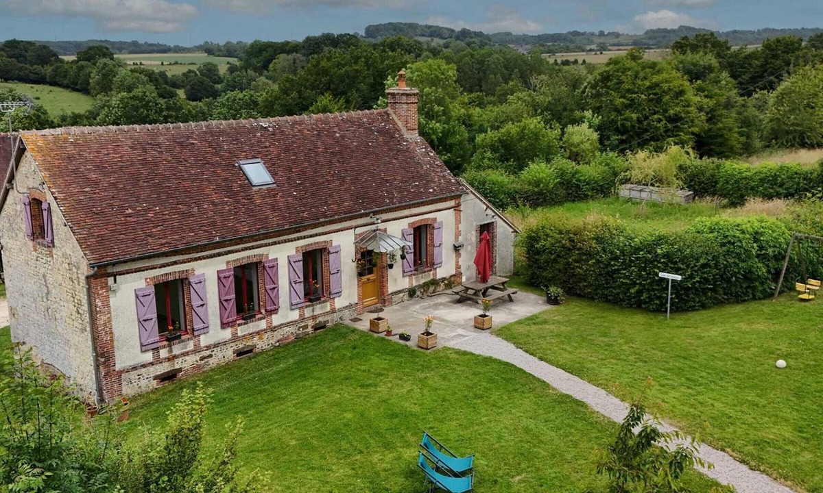 Saint-Martin-des-Pezerits Cottage | Charming cottage with garden and fireplace - Normandy