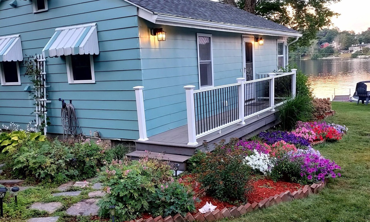 East Brookfield Cottage | Charming 1-bedroom cottage on Lake Lashaway in East Brookfield.