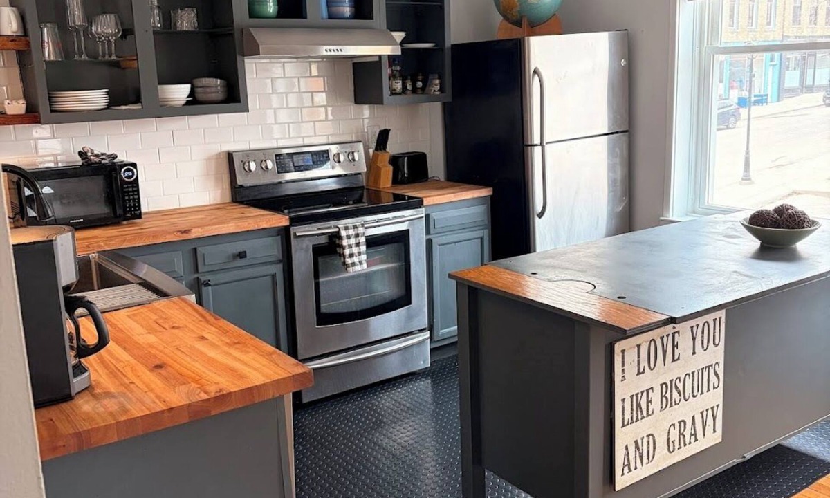 Mineral Point Apartment | Charming 1-bedroom downtown apartment in the Historic Hotel Royal