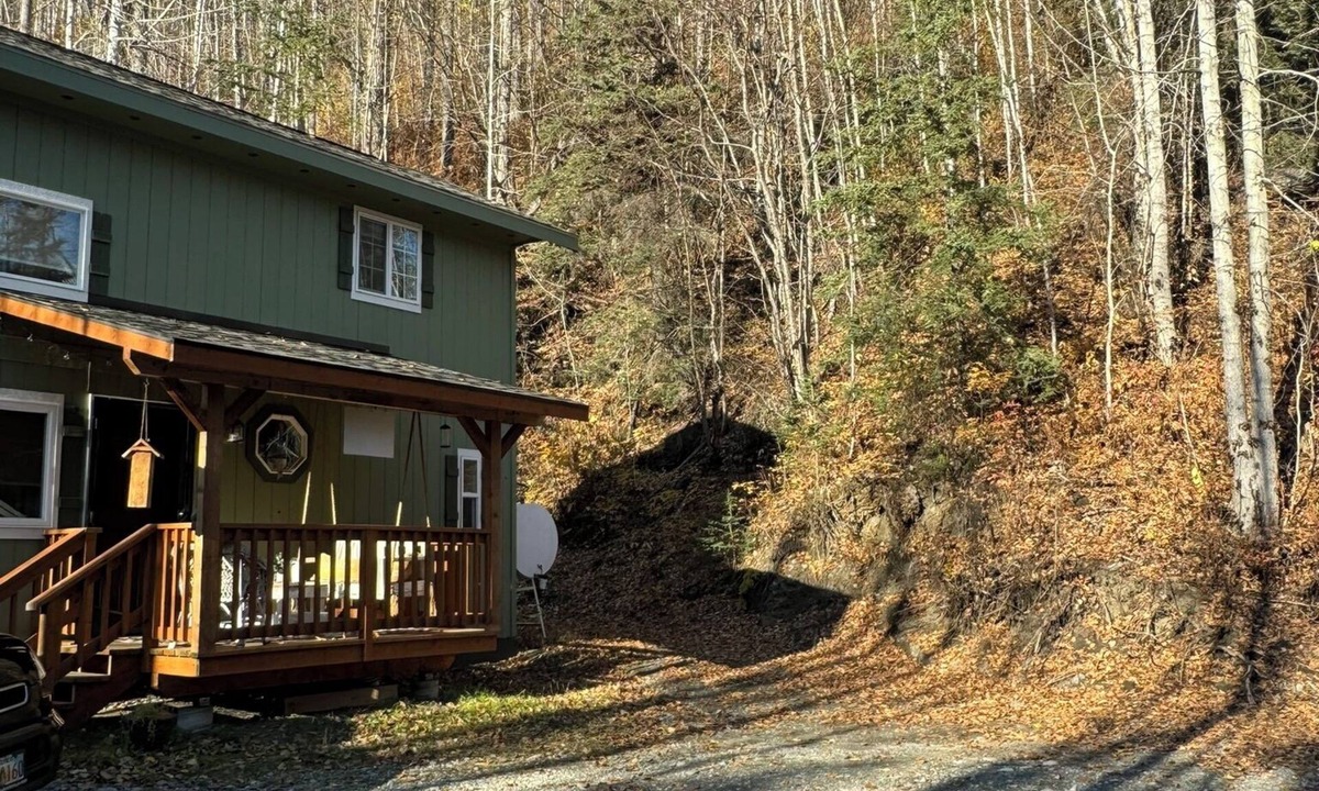 Sutton House | Charming 1-bedroom tiny farmhouse in enchanting Sutton-Alpine with WiFi.