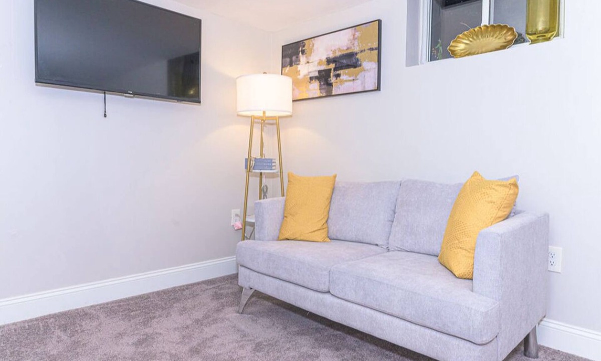Oakley Apartment | Charming 1-bedroom apartment with WiFi, AC in enchanting Cincinnati