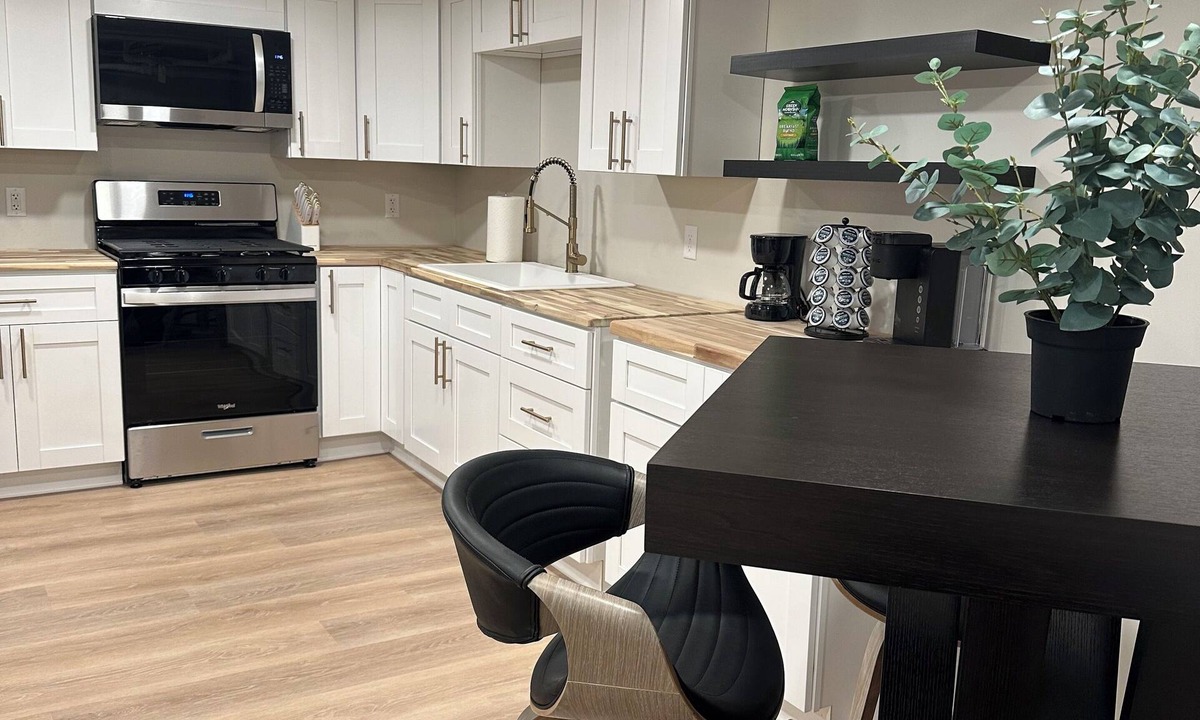 Macalester - Groveland Apartment | Charming 1-bedroom apartment near St. Thomas, St. Catherine, and Macalester!