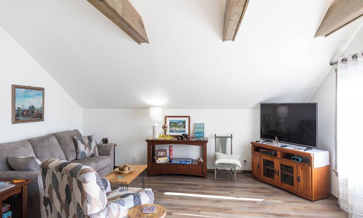 Seabeck Apartment | Charming 1-bedroom apartment with private deck and stunning views of Seabeck Bay