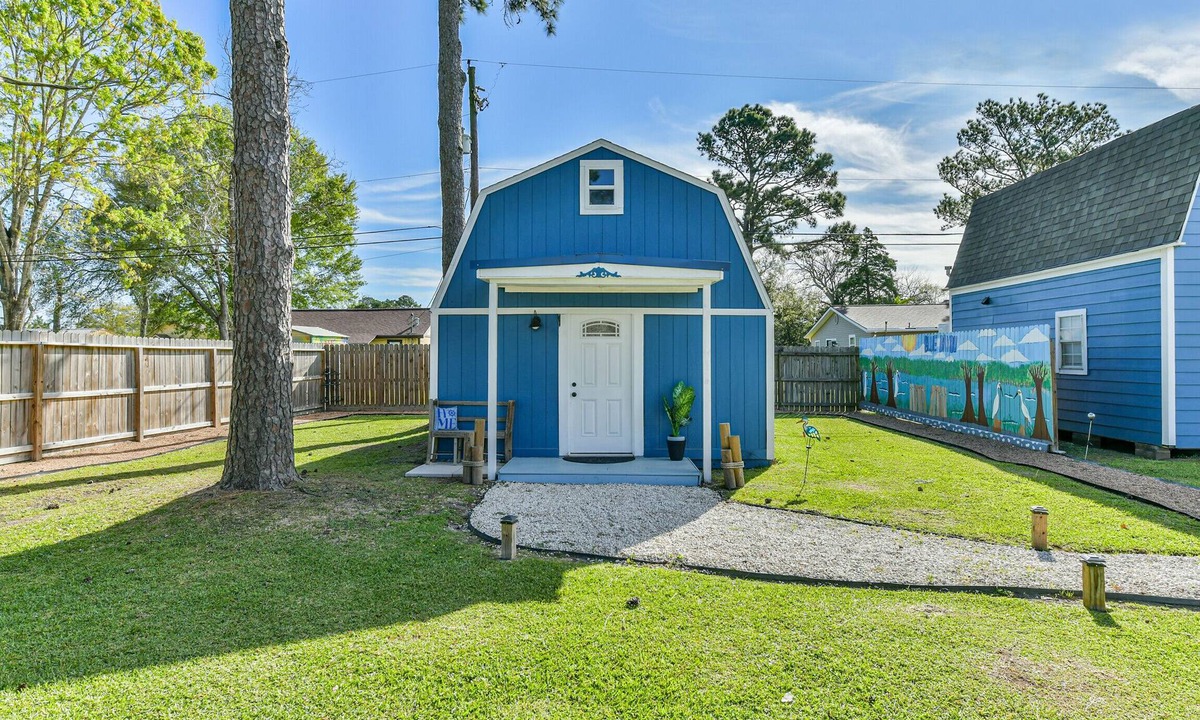 Dickinson Cottage | Charming 1-bedroom cottage in Dickinson,Tx with WiFi,