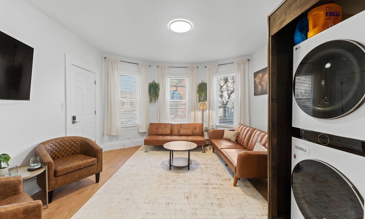 Providence House | Charming 1-bedroom house with WiFi, AC in Providence