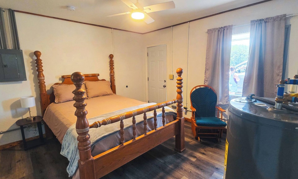 Isabella Apartment | Charming 1-bedroom in roadside motel in Copperhill with bar & grill on-site