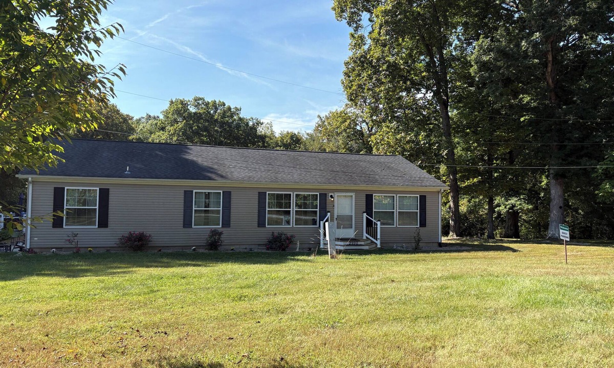 Bloomington House | Charming 1-bedroom house in Bloomington 6 min from campus. with all amenities