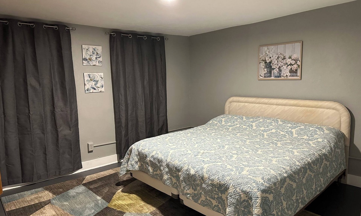 Dale Apartment | Charming 1-king-bedroom apartment in Johnstown