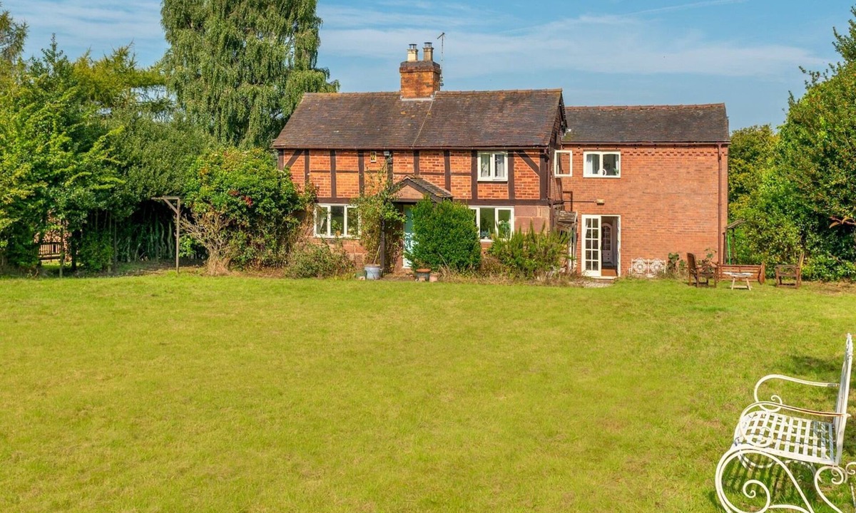 Eccleshall House | Charming 17th Cent Secluded Country Cottage+Garden - Pass the Keys