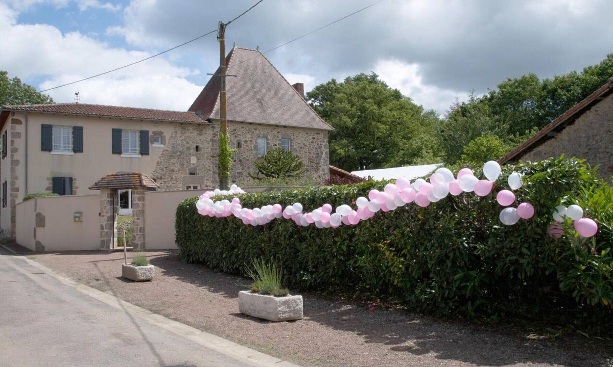Esse Cottage | Charming 17th-Century Home with Pool, Fireplace, and Games - Accessible and Pet Friendly