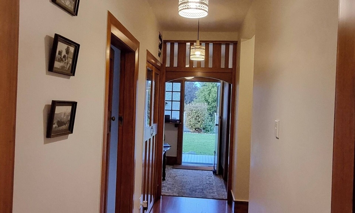 Taumarunui House | Charming 1920's character filled Bungalow! Modern twist. Minutes to town