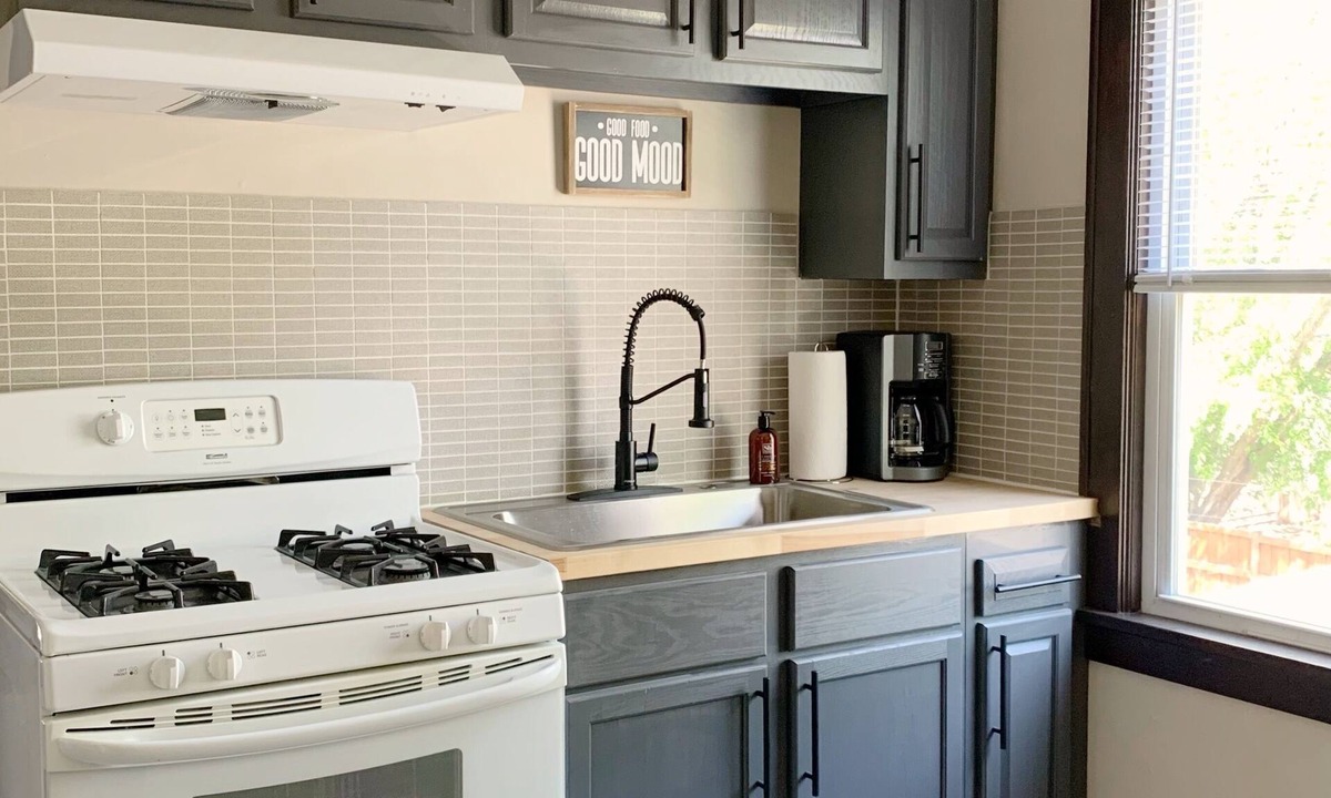 Victory Apartment | Charming 1920s 2bd Apartment in Convenient Location for Monthly+ Stays