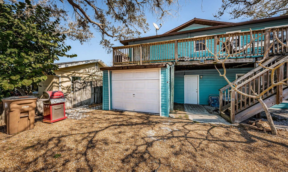 Indian Rocks Beach Apartment | Charming 2 bedroom beach Apt walk to the beach