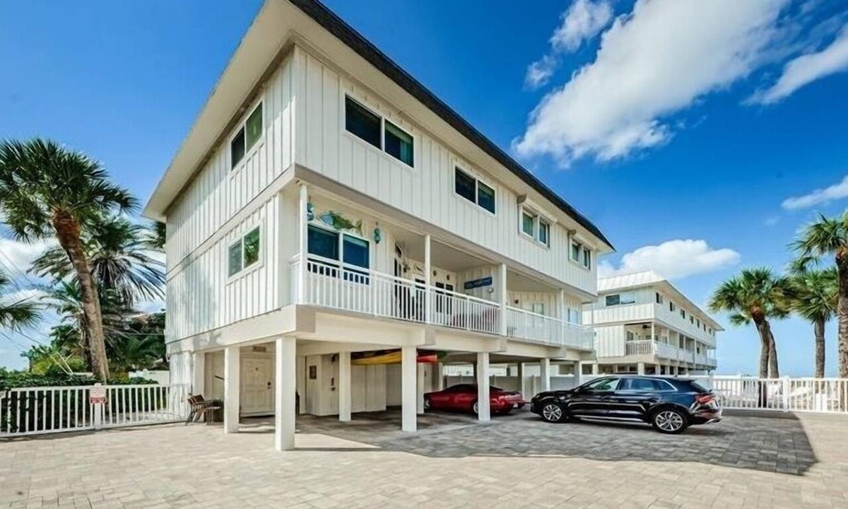Indian Rocks Beach Condo | Charming 2 bedroom Beach Townhome on the Barrier Island of Indian Rocks Beach ~ Gsv9