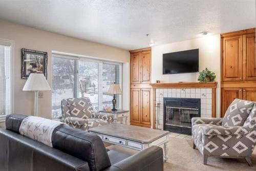 Deer Valley House | Charming 2 BDR Getaway with Views and Private Hot Tub