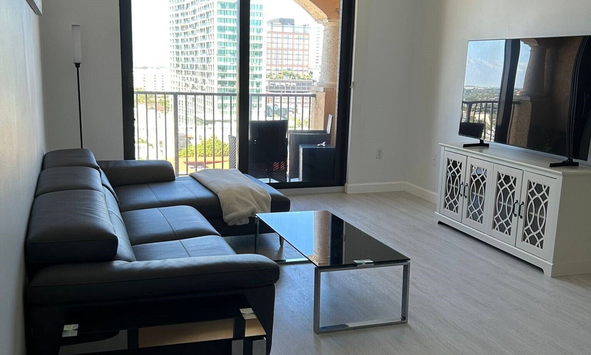 Grandview Heights Condo | Charming 2-BDRM 2-BA PENTHOUSE TOP FLOOR condo in Downtown West Palm Beach, pkng