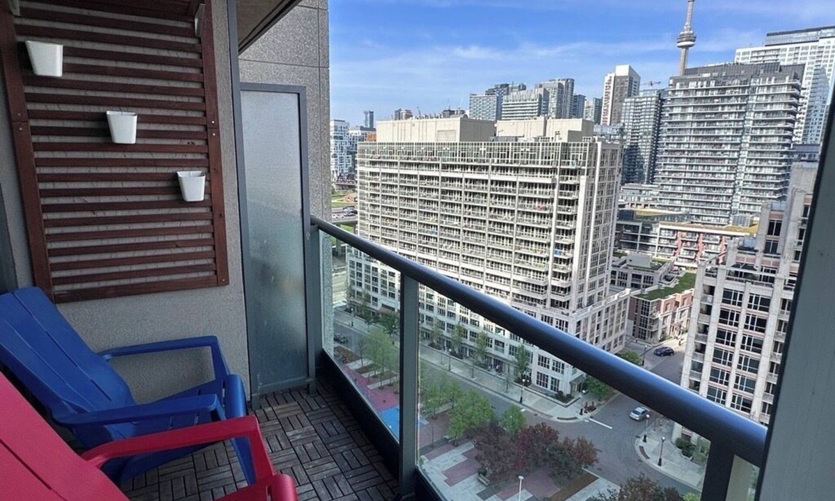 Niagara Condo | Charming 2 Bed/2 Bath condo + office. Close to everything in Downtown