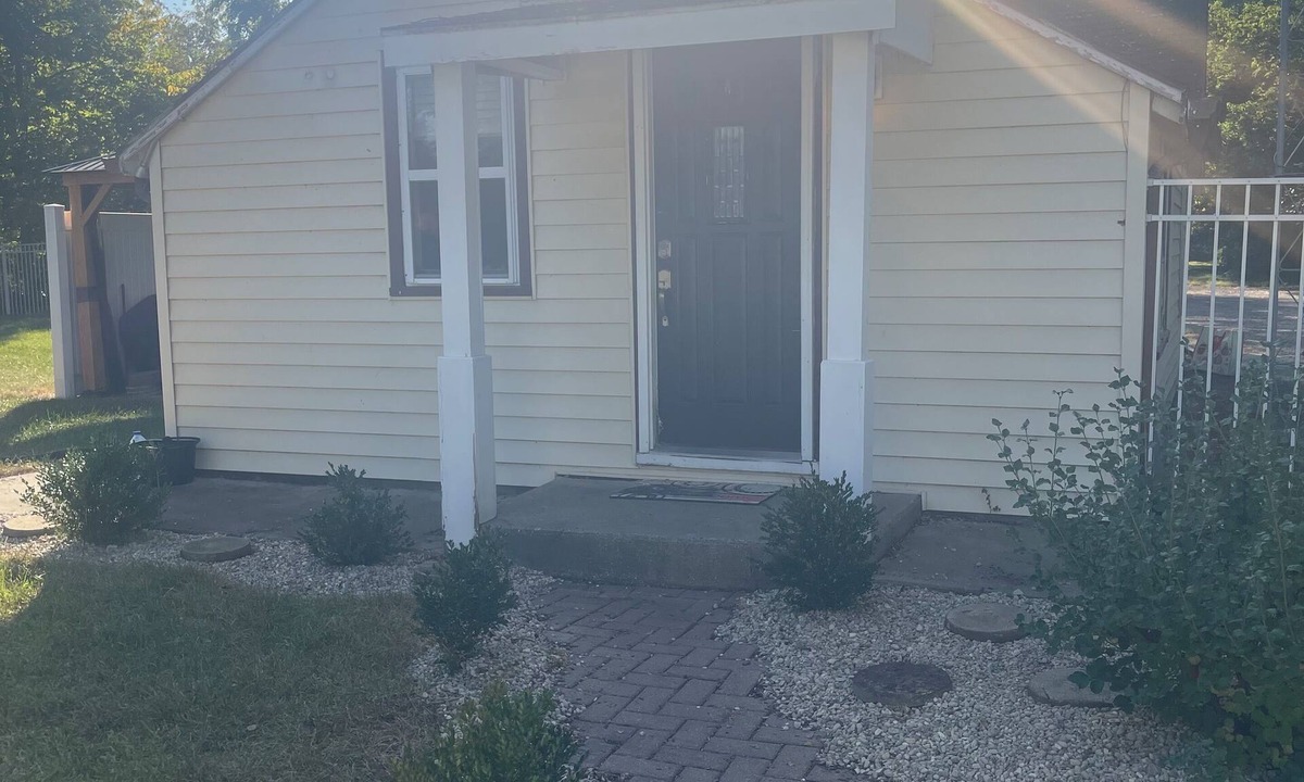 South Beloit House | Charming 2-bed bungalow 2 bed 1 bath house fenced yard washer and dryer private
