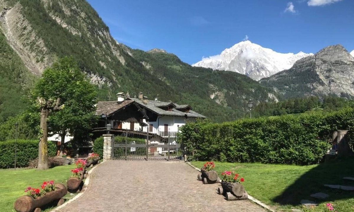 Pallusieux Apartment | Charming 2 bedrooms Chalet apartment in old farm house with garden