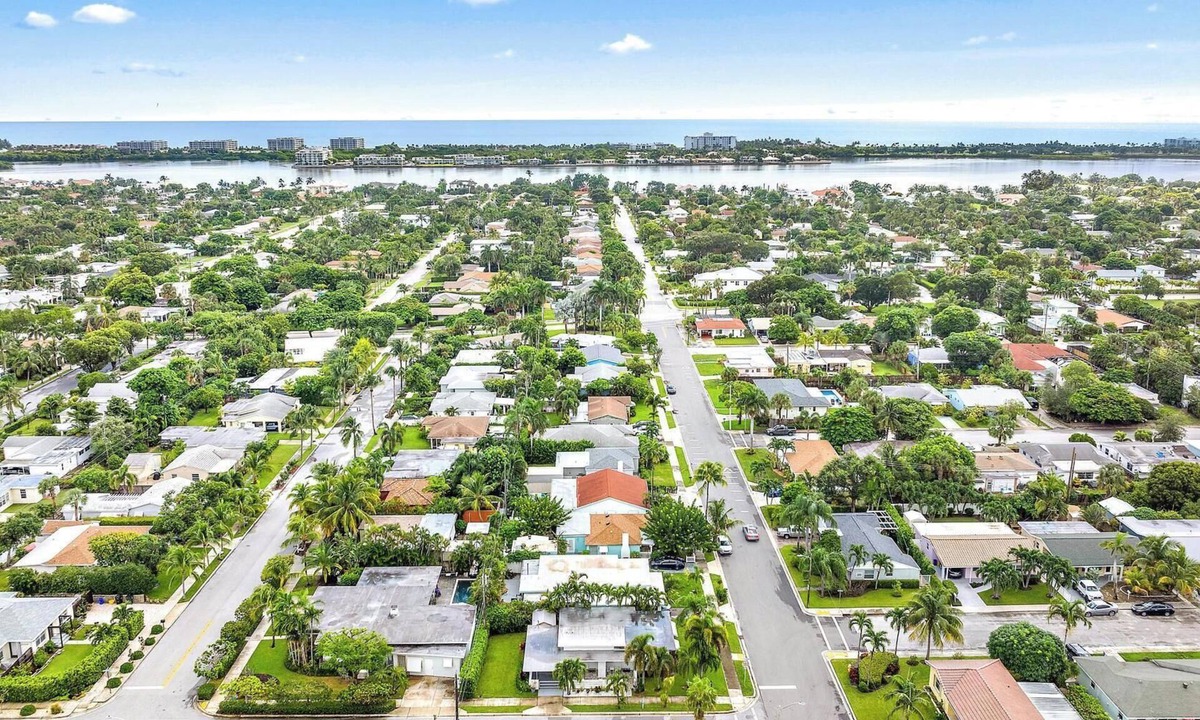 Lake Worth House | Charming 2-bedroom bungalow in delightful Lake Worth Beach with AC, WiFi