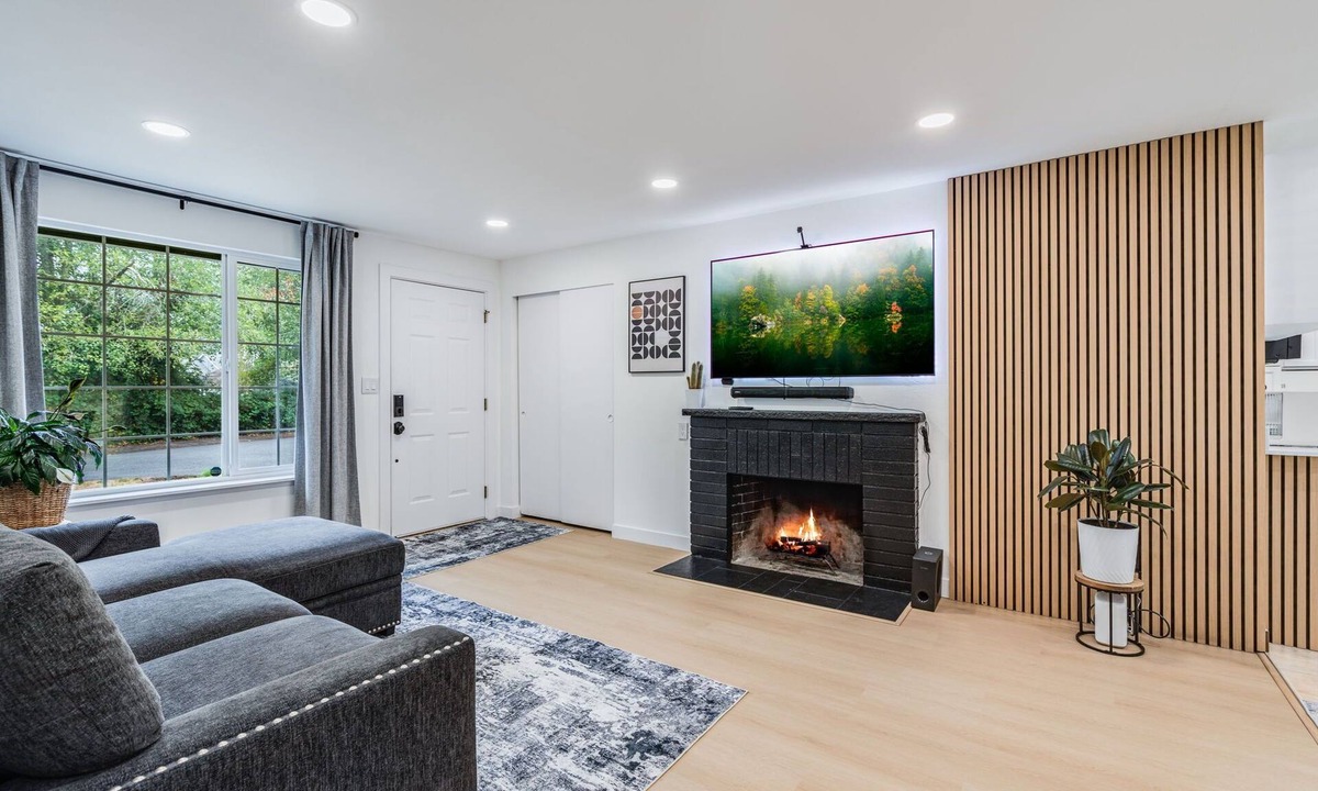 University Place House | Charming 2-bedroom house in welcoming University Place with AC