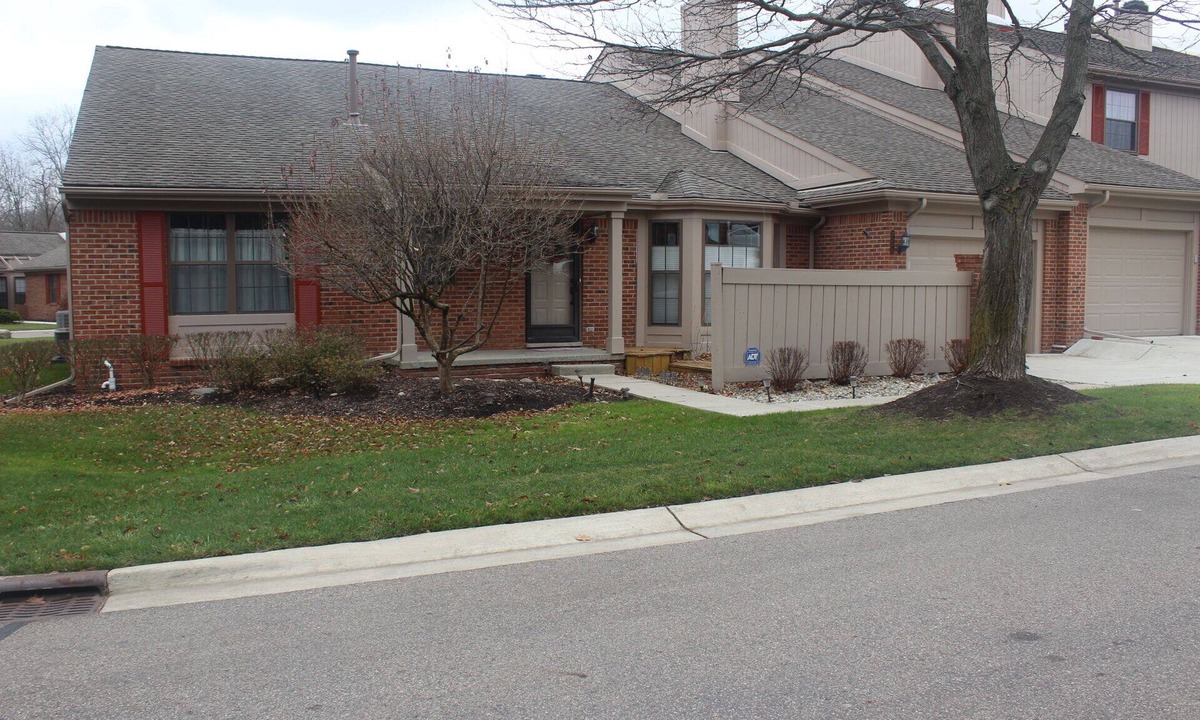 West Bloomfield Condo | Charming 2-bedroom condo in brilliant West Bloomfield with AC