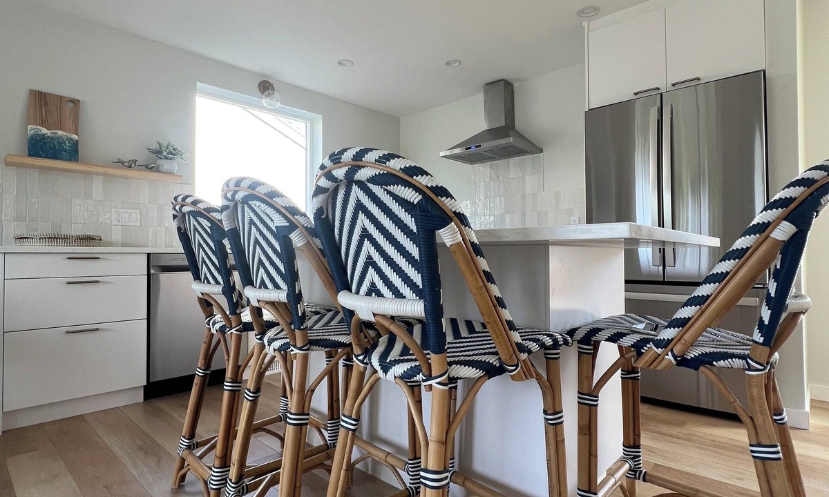 Campbell River House | Charming 2-bedroom Home with outdoor Steam Sauna & Gas Firebowl Campbell River