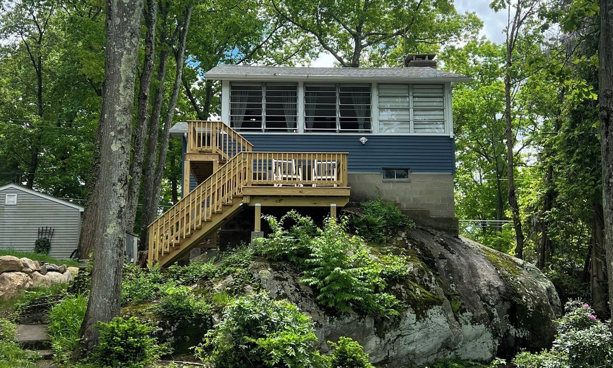 Andover House | Charming 2-bedroom Lakehouse with Fishing Dock, AC, WiFi in nice Byram Township