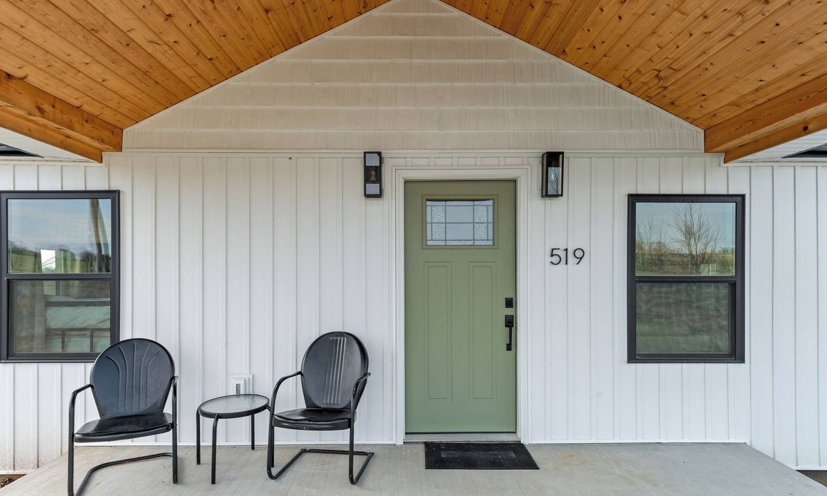 Campbellsville House | Charming 2 Bedroom 2 Bath Cottage near the lake.