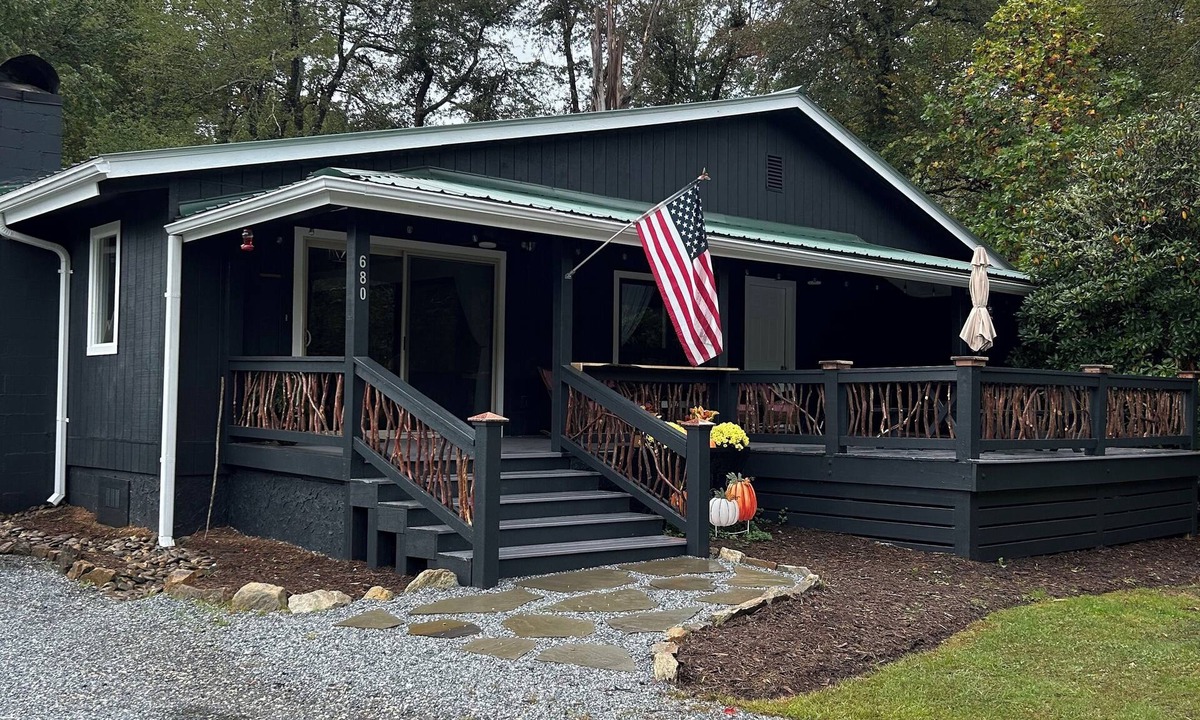 Cedar Mountain House | Charming 2-bedroom house in beautiful Cedar Mountain 4.5 miles to Pretty Place