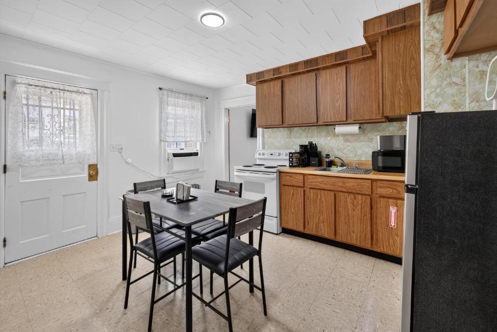 Carbondale Apartment | Charming 2-Bedroom, 1-Bath Getaway