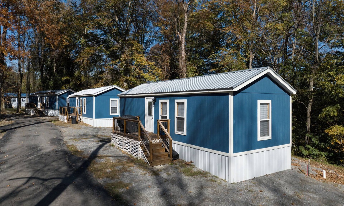 Jamestown Cabin | Charming 2 Bedroom 1 Bath Small Cabin located at Lake Cumberland. #403