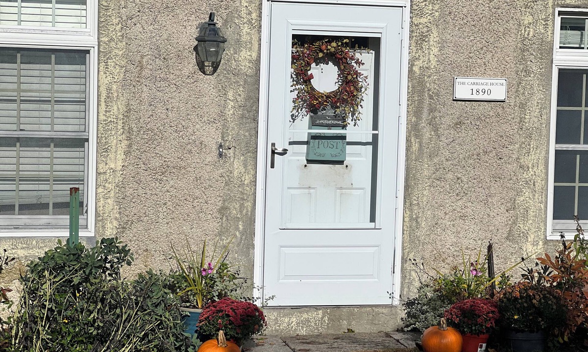 Marblehead Cottage | Charming 2 Bedroom, 2 Bath, Coastal Carriage House in Marblehead