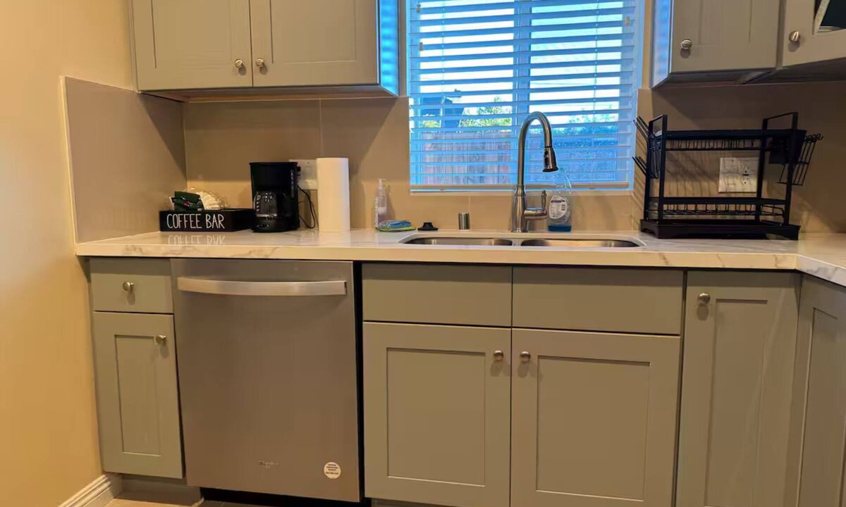 North Central Condo | Charming 2-bedroom/3 bathrooms unit in Pasadena with central AC