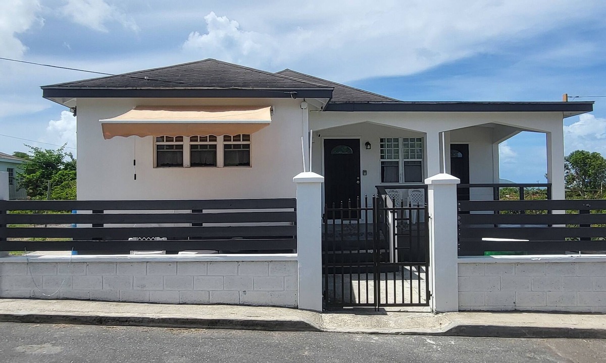 Newcastle Apartment | Charming 2-bedroom apartment in New Castle with WiFi, AC and full laundry