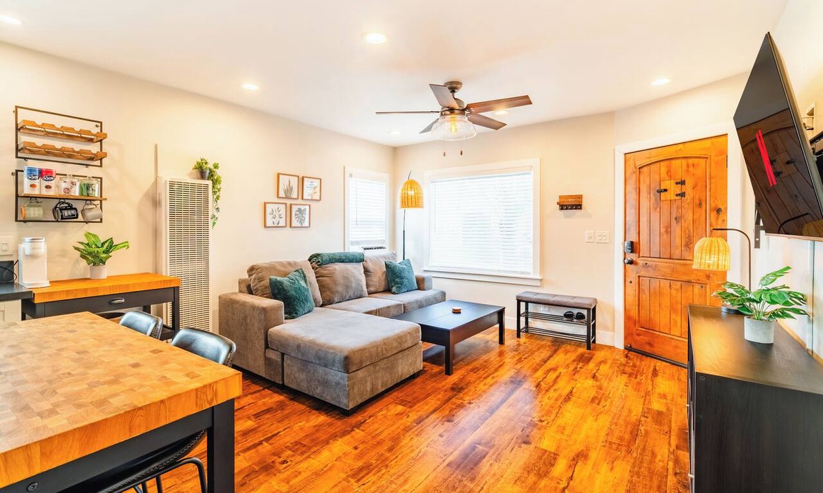 Alamitos Beach Apartment | Charming 2-Bedroom apartment/10-min walk to the Beach/Parking Stall/AC