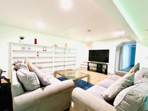 Picnic Point-North Lynnwood House | Charming 2-bedroom and 1 Full bath basement apartment with WiFi and AC in lovely Edmonds