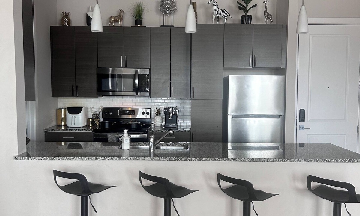 Beachwood Apartment | Charming 2-bedroom apartment with 24-HR Amenities in lovely Beachwood!