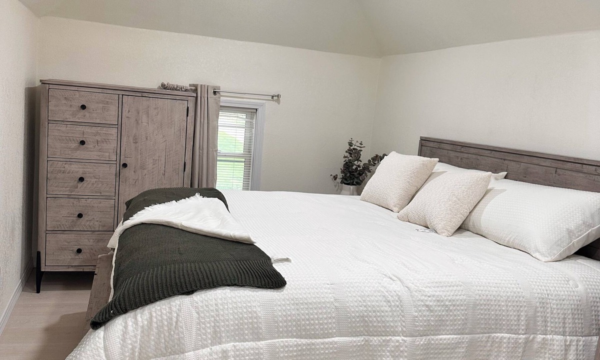 Marshall Apartment | Charming 2-bedroom apartment with WiFi, AC in wonderful Marshall.