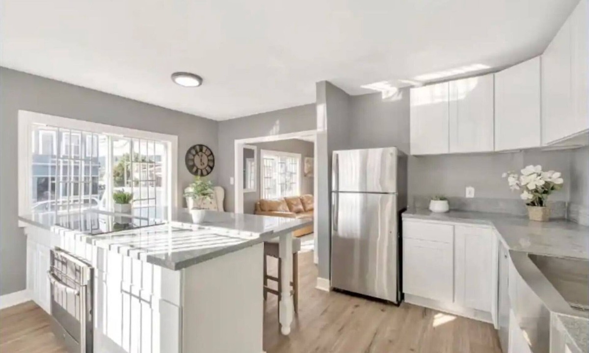 Oakland Apartment | Charming 2-bedroom apartment with WiFi, AC in nice Oakland
