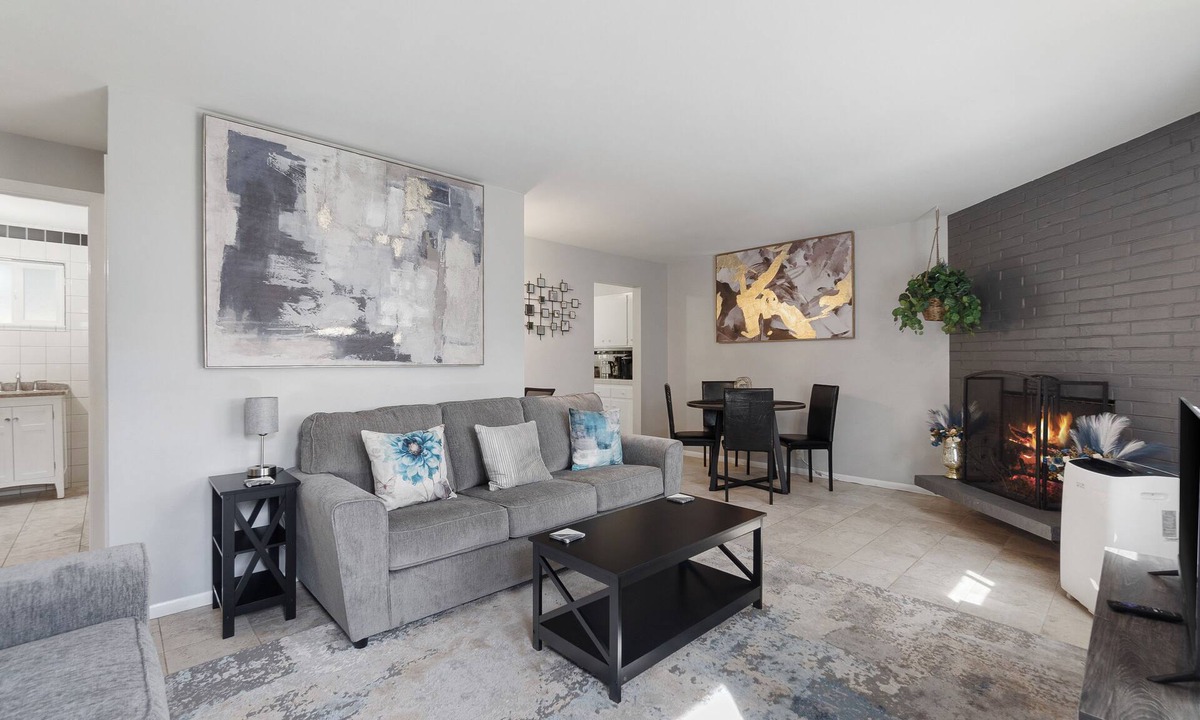 South Westside Apartment | Charming 2-bedroom apartment with WiFi, AC in Olympia