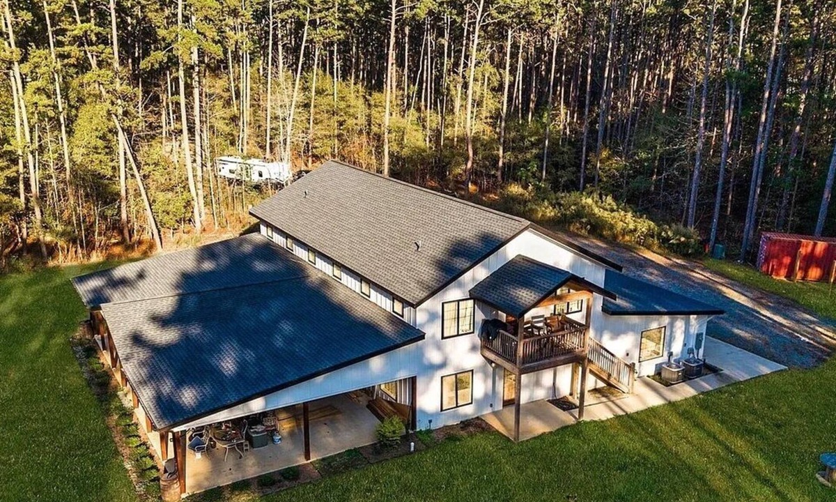 Cabarrus County House | Charming 2-bedroom barn with WiFi, AC in awesome Midland